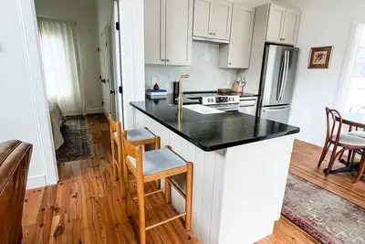 Image de Cozy Village Inn- 5 min from beach!