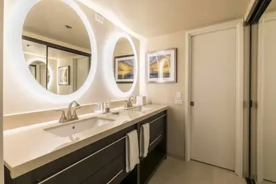 Image de Aston Waikiki Beach Tower: 2 Br with Ocean Views and Full Kitchen