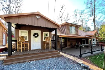 Image de Hottub ~ Game Room ~ Firepit ~ Outdoor Oasis ~ Sleeps 12