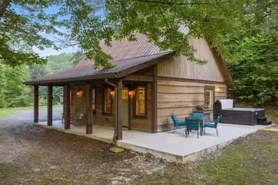 Image de 2pm Check In! 5min drive to Downtown Blue Ridge! Hot Tub! Modern/Rustic Cabin!