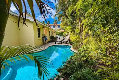 Image de Starfish Cottage: 1 Block to the Beach! Heated Pool, 4 King Beds by Anna Maria Life Vacation Rentals