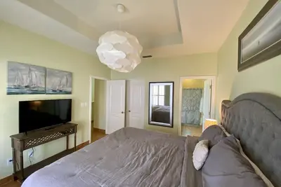 Image de Quaint and Cozy Town home - Walk to the Beach or Pool