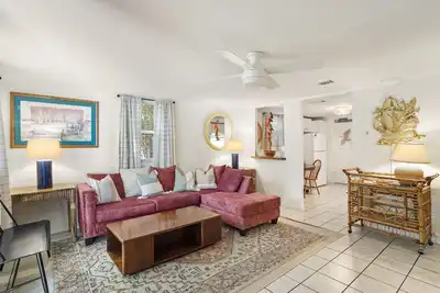 Image de Downtown Cottage! Walk/Cart Everywhere, 2 King Beds