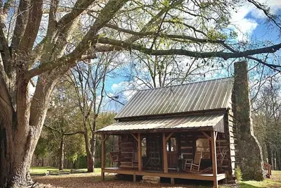 Image de 1800’s Cabin with Hot Tub, Pet Friendly