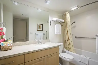 Image de Relaxed condominium resort living on the quieter side of Waikiki, by the beach! !