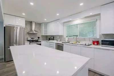 Image de Modern 2bd Ground Level Suite in the Heart of Surrey! ! !
