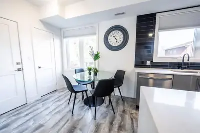 Image de Sun drenched 3 Bed 2 Bath New Modern Townhouse