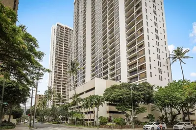 Image de Condominium resort located on the Diamond Head side of Waikiki, by the beach! ! ! i