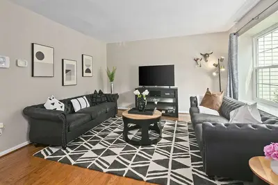 Image de Finchvale: Work-Friendly, Private Yard, Near Dc