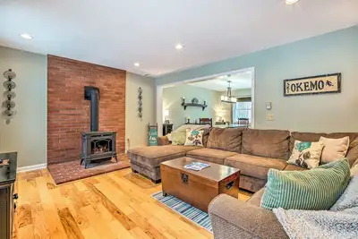 Image de Mount Holly Vacation Rental w/ Hot Tub!
