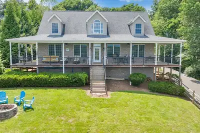 Image de Lake Lookout: home with lake views!
