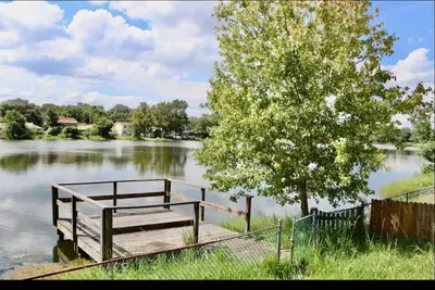 Image de Lake house scenic view with close proximity to the beach and necessities
