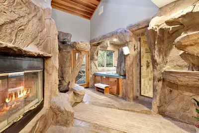 Image de Relax in Luxury at The Spa at Winterset - Indoor Hot Tub - Sauna - Games