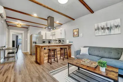 Image de New! Prime Dt Modern - Extended stay Equipped!