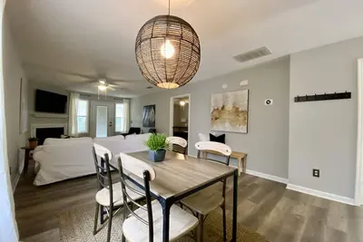 Image de Brand New Furnished Rental close to dining and entertainment!