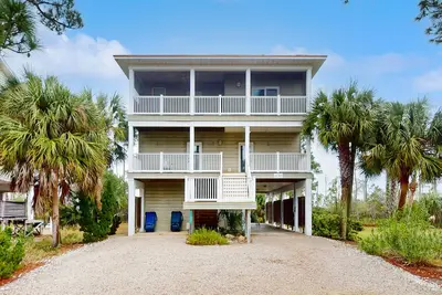 Image de Discount Summer, Bay-view, dog-friendly, outdoor pool, elevator, decks, & W/D