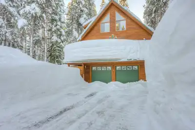 Image de Charming Tahoe Donner home with 2 fireplaces & washer/dryer