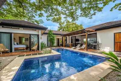 Image de Modern home near the beach & stores with private pool, grill, patio, W\/D, & Ac