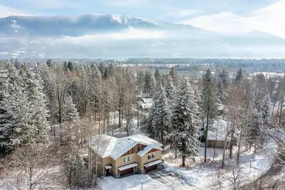 Image de Amiable townhome with fireplace, hot tub, patio, gas grill, deck, & balcony