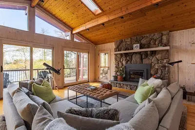 Image de Pet Friendly Lakefront w/ Hot Tub in Livingston Manor
