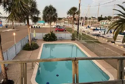 Image de Waterfront 2 bedroom condo with pool, boat ramp and slips