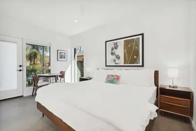 Eco-friendly 2-bedroom Container - 80 Walkscore!