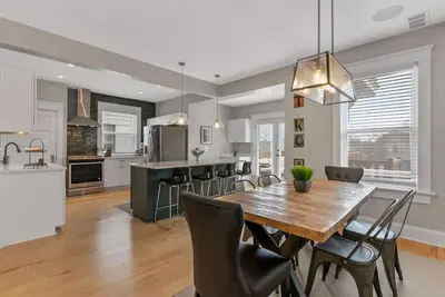 Image de Renovated gem near dining & entertainment