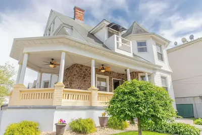 Image de Spacious 3-Bedroom Victorian Apt w/ Sauna, Free Parking, Close To Trains to Nyc!