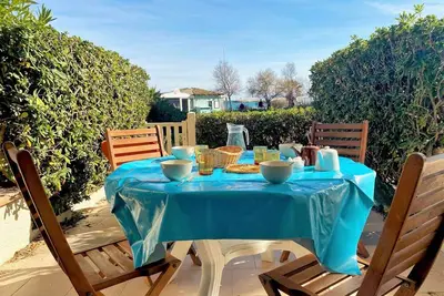 Image de Appartement en Rez-de-Jardin, Pieds dans l'Eau, Terrasse, Parking, 4 Couchages - Le Lavandou
