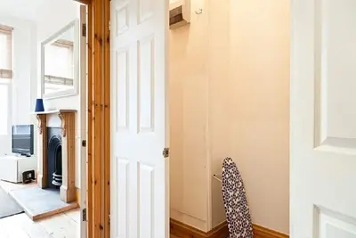 Spacious 1 bedroom Apt for 5 - Central, Free Wifi