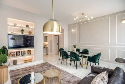 Designer Family Home - 6 Ac / Wifi / Heating / Elevator