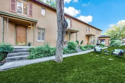 Image de Classy Mid-Century Townhome in Alamo Heights