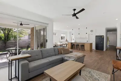 Image de MOdern, spacious family getaway close to all the attractions.