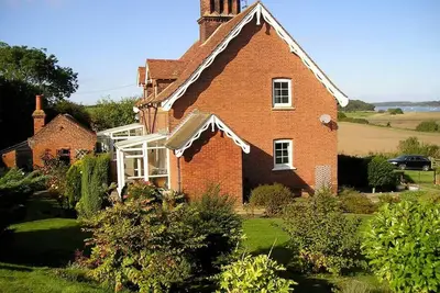 Image de Suffolk country cottage. `Snug, modest not deluxe.