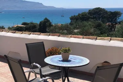 Appartement de vacances \"Open Space Sul Mare\" avec vue sur la mer, 3 terrasses et Wi-Fi.