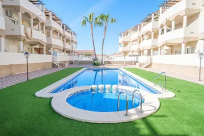 Image de Appartement de vacances \"Playasol\" avec piscine partagée, terrasse privée et climatisation.