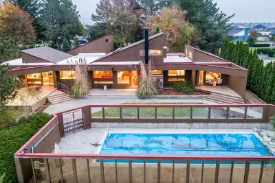Image de Stunning Mid-Century Inspired Lake House, Private Pool, Jet-ski & Boat Dock!