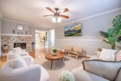 Image de @ Marbella Lane - Charming 4br Bungalo for Relaxing Retreat