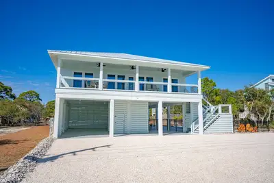 Image de Fall Special! 4br/4ba w/ Private Pool, Firepit, 3-Minute Walk to Beach