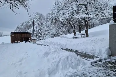 Image de Înconjurată de dealuri line și păduri!