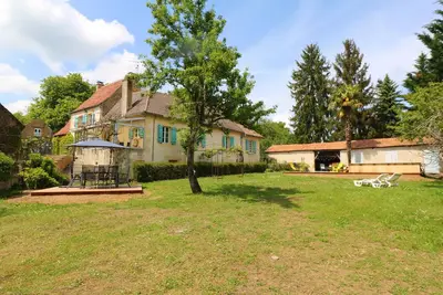 Image de Maison de famille entièrement rénovée avec jardin clos et  piscine.