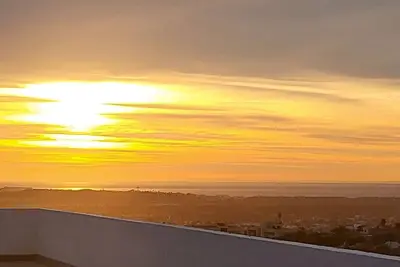 Image de Top of the world Penthouse-10 min drive from the beach! !