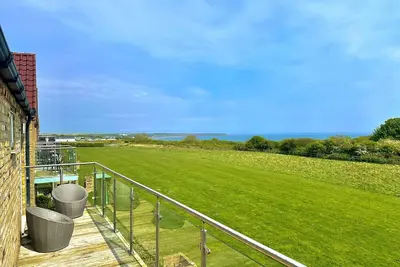 Seaview Coastal Cottage - Sleeping 6 in 3 Bedrooms - Pool and Beach Access