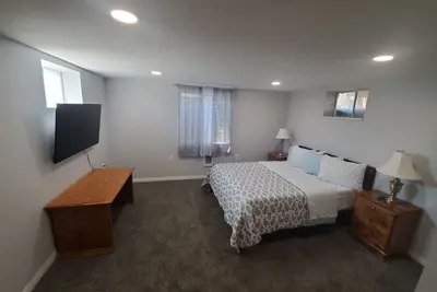 Image de Unit 4 - Lower Unit - 2 bed room- Full Kitchen
