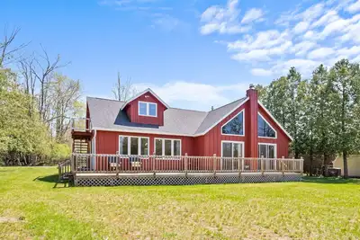 Image de 45th Parallel - Where Life Is in Balance \"Spacious Lakefront Cottage\"