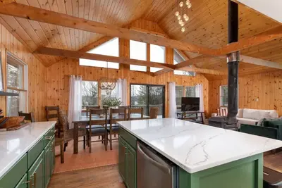 Image de Cozy Cabin Newly Renovated with Lake George Views and Private Beach Access