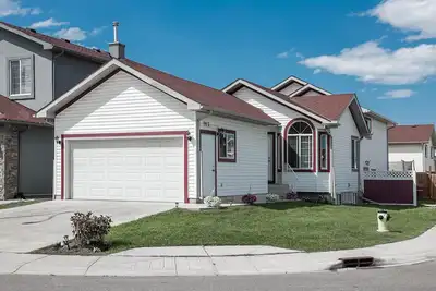 Image de Entire large house, 7br/4ba/9beds, 5 minutes to Airport, Ctrain & Shopping