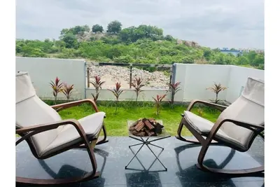 Image de Luxury Duplex - Rooftop Lawn, Hill View, Fire Camp