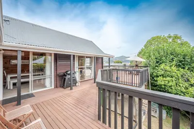 Image de Maison en Noyer - Akaroa Holiday Home