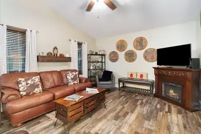 Image de Welcome to Rustic Smak Shak – Your Forest View Getaway!